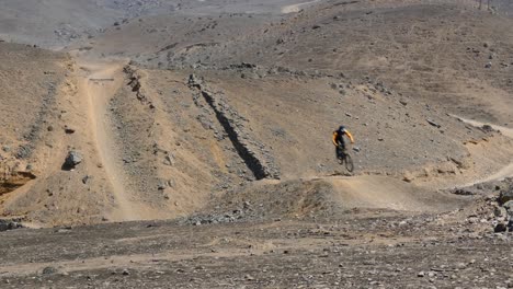 Un-Solo-Ciclista-De-Montaña-Bajando-Una-Colina-Ganando-Velocidad-Y-Saltando-Sobre-La-Colina-Y-Cabalgando-Con-Seguridad