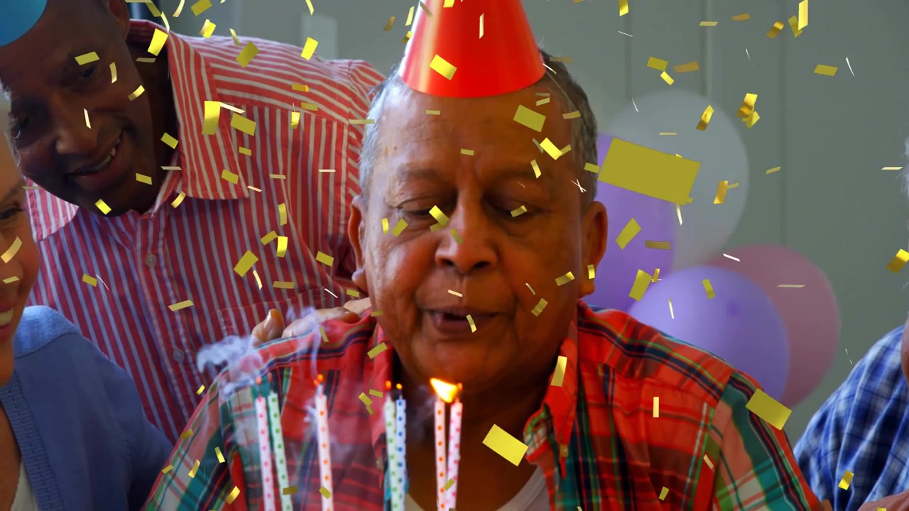 Uomo anziano che spegne le candeline di compleanno con gli amici