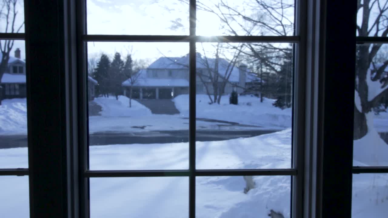 vista a través de un panel de ventana dividido de una calle nevada durante el invierno en eden prairie, minnesota