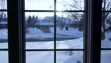 Vista-A-Través-De-Un-Panel-De-Ventana-Dividido-De-Una-Calle-Nevada-Durante-El-Invierno-En-Eden-Prairie,-Minnesota