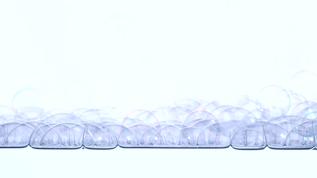 비누 거품은 물 표면에 떨어지고 질감을 만니다.