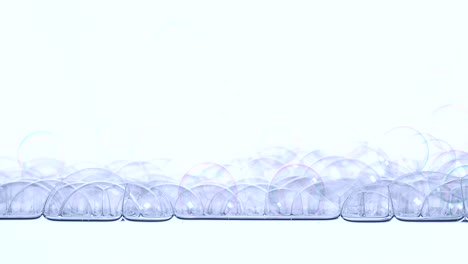 le bolle di sapone cadono sulla superficie dell'acqua e creano una consistenza