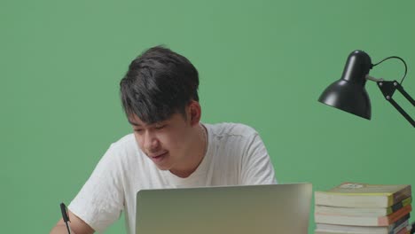 책상 에서 공부 하는 젊은 남자