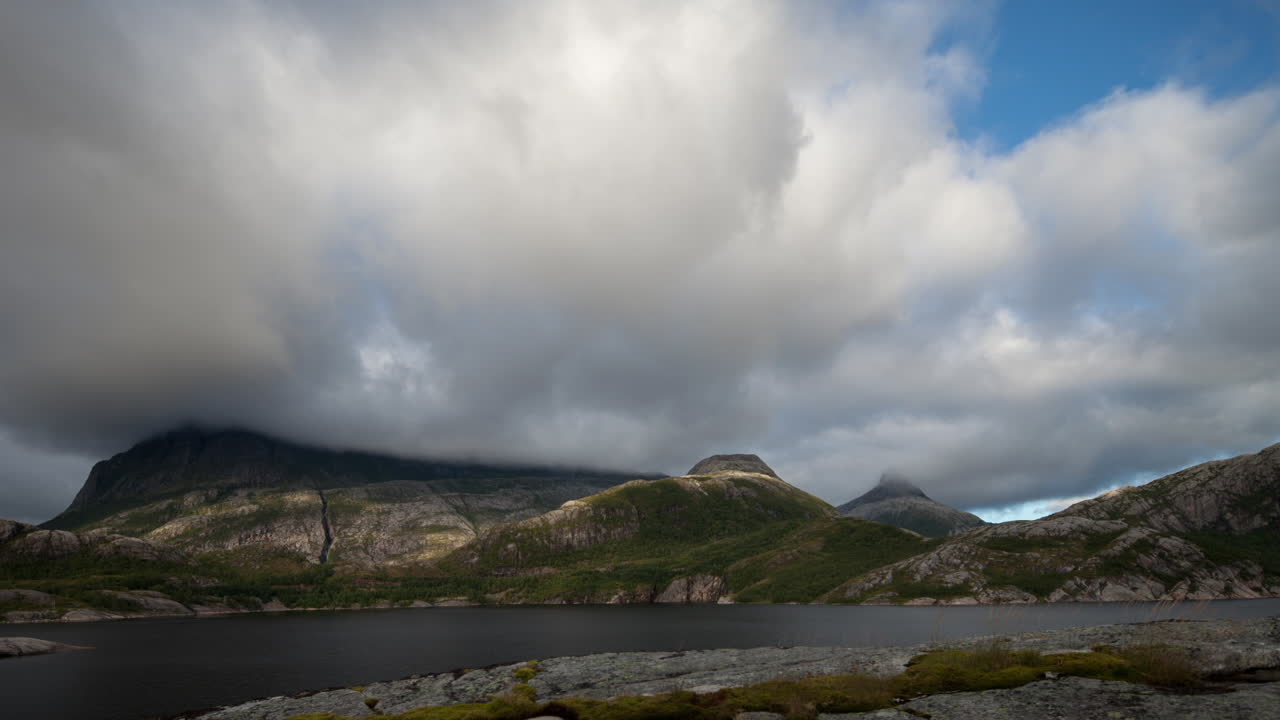 lago rocoso de noruega 00