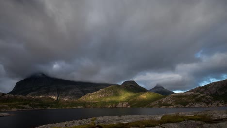 lago rocoso de noruega 00