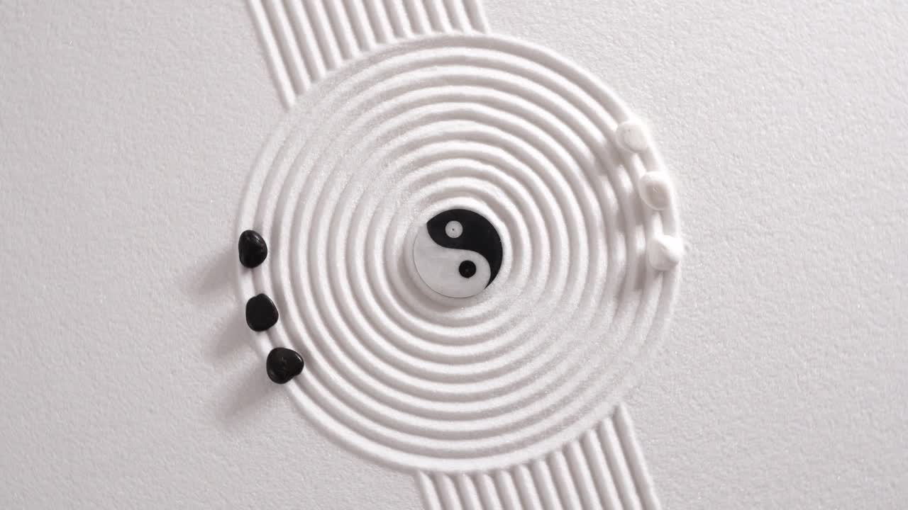 텍스처 된 모래 에 돌 이 있는 일본 젠 정원