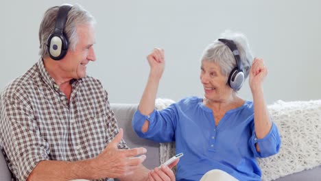 Cute-elderly-couple-listening-to-music