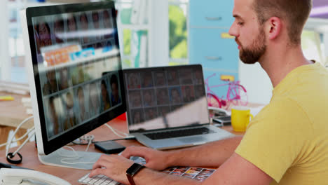 ejecutivo masculino trabajando en la computadora mientras habla por teléfono móvil 4k