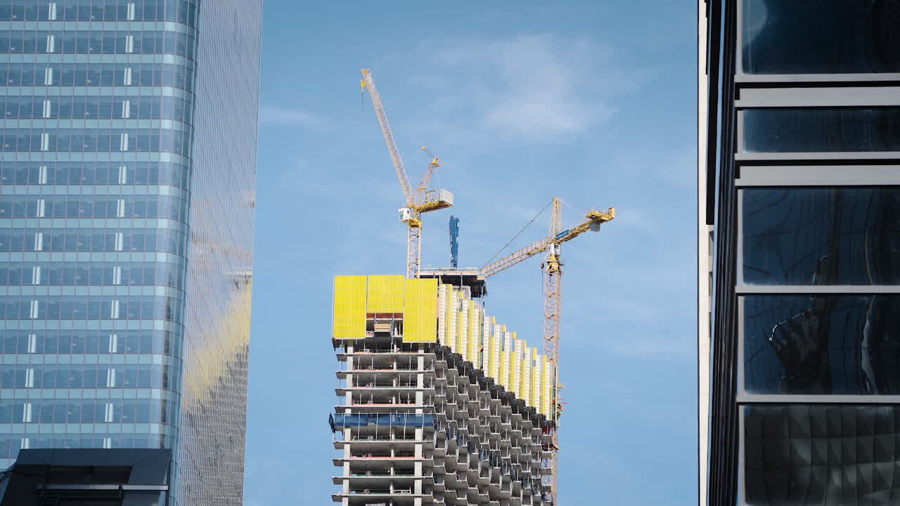edificio de oficinas en construcción en la distancia