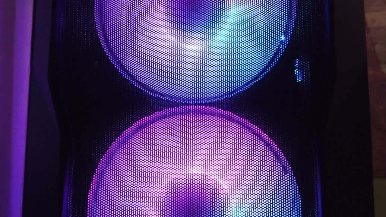 다채로운 컴퓨터 냉각 시스템 팬이 둥근 원으로 회전 수직  배경