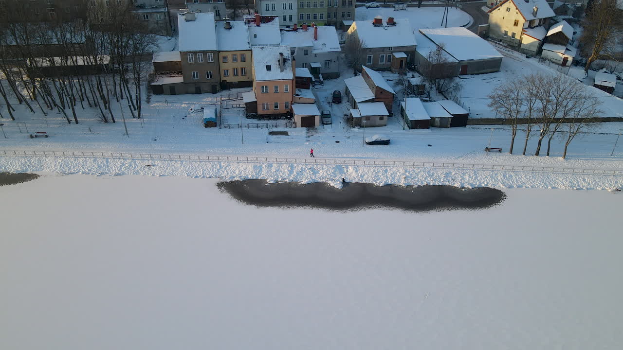 눈이 가득한 길을 달리는 사람