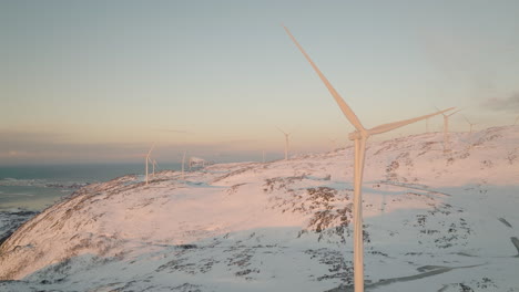 Vista-Aérea-De-La-Granja-De-Turbinas-Eólicas-Al-Amanecer-En-El-Paisaje-De-Montaña