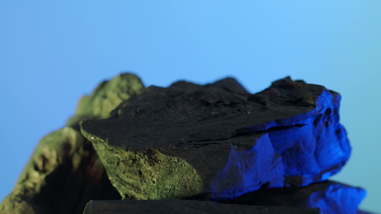 carbón de madera. carbón negro en fondo de pantalla verde azul. utilizado para cocinar parrilla o industrias. carbón de madera natural. carbono negro reesidue producido por la leña fuertemente calentada. para la barbacoa a la parrilla.