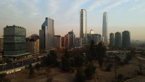 Toma-Aérea-Del-Distrito-De-Sanhattan-Desde-El-Parque-Bicentenario-Mirando-Hacia-Las-Torres