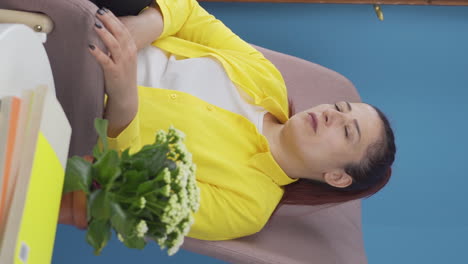 Un-Video-Vertical-De-Una-Mujer-Pensativa-Está-Mirando-Afuera.