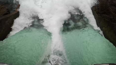 Agua-Dulce-En-Rápido-Movimiento-Que-Sale-Del-Conducto-Del-Lago-Hacia-El-Río