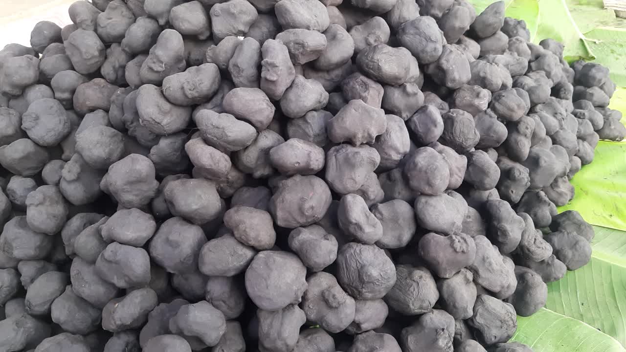 singhara는 인도의 물 밤나무 및 물 caltrop singada라고도하며 인도의 야채 시장에서 과일의 근접 촬영입니다.