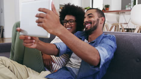 Es-Ist-Ein-Selfie,-Das-Man-Entspannt-Auf-Dem-Sofa-Macht