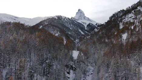 Die-Filmische-Luftdrohne-Des-Matterhorns,-Atemberaubende-Winterliche-Eröffnungsszene,-Zermatt,-Schweiz,-Schweizer-Alpen,-Berühmtester-Berggipfel,-Anfang-Oktober,-Heftiger-Neuschneefall,-Sonnenuntergang,-Vorwärtsbewegung