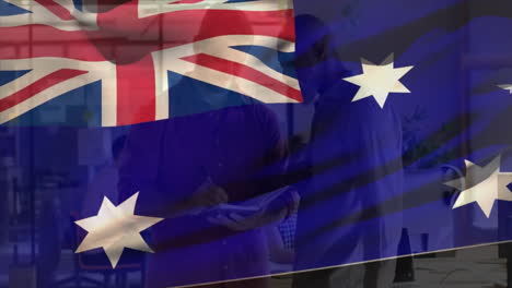 Animación-De-La-Bandera-De-Australia-Sobre-Dos-Colegas-De-Negocios-Masculinos-Diversos-Discutiendo-En-Una-Oficina-Informal