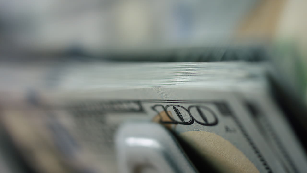 macro vista automática de conteo de dinero de cerca. contador de cálculo de billetes de dólar.