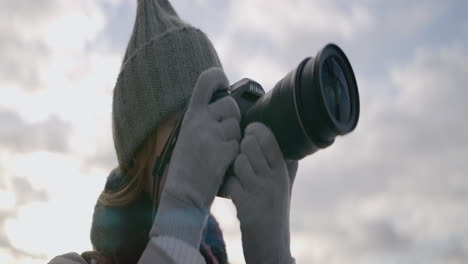 mujer en traje de invierno tomando fotos al aire libre