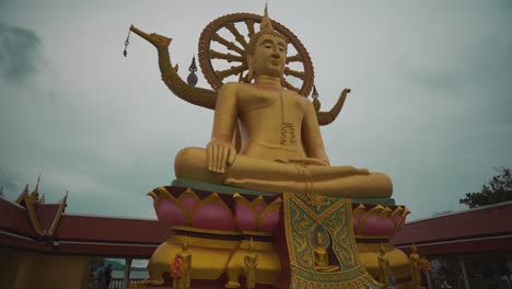 vista sobre la gran estatua dorada de buda en el templo