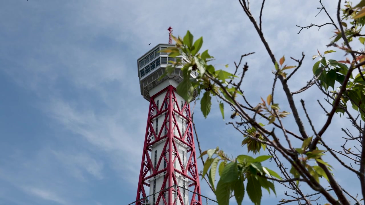 Pemandangan Menara Pelabuhan Hakata dari Darat di Siang Hari, Fukuoka Jepang