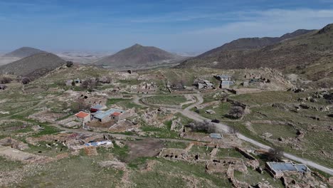 Vista-De-Drones-De-Las-Ruinas-Históricas-Del-Pueblo-De-Karaman-Üçkuyu,-Migajas-De-Piedra-Antiguas