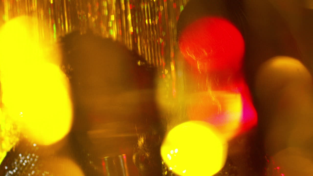 cerca de dos mujeres bailando en un bar de discoteca o discoteca bebiendo alcohol con luces brillantes 11