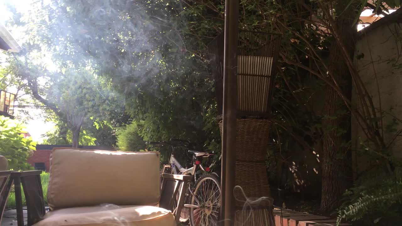 humo de cigarrillos a la luz del sol
