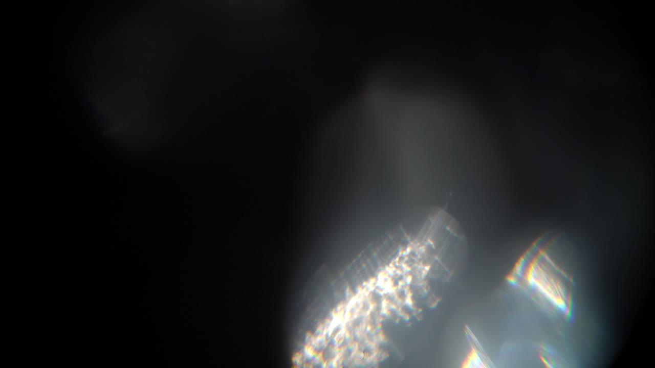 Perdite di luce astratte ed effetti luce lente su sfondo nero