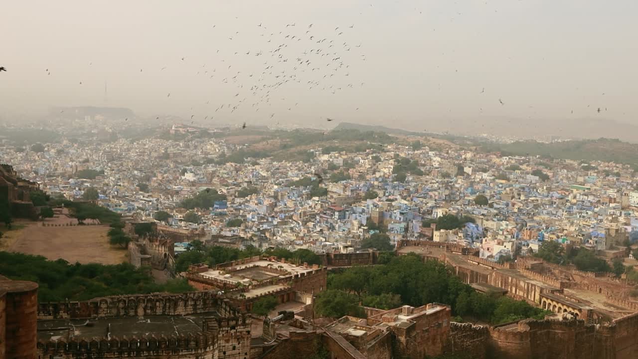 jodhpur (también ciudad azul) es la segunda ciudad más grande del estado indio de rajasthan y oficialmente la segunda ciudad metropolitana del estado.