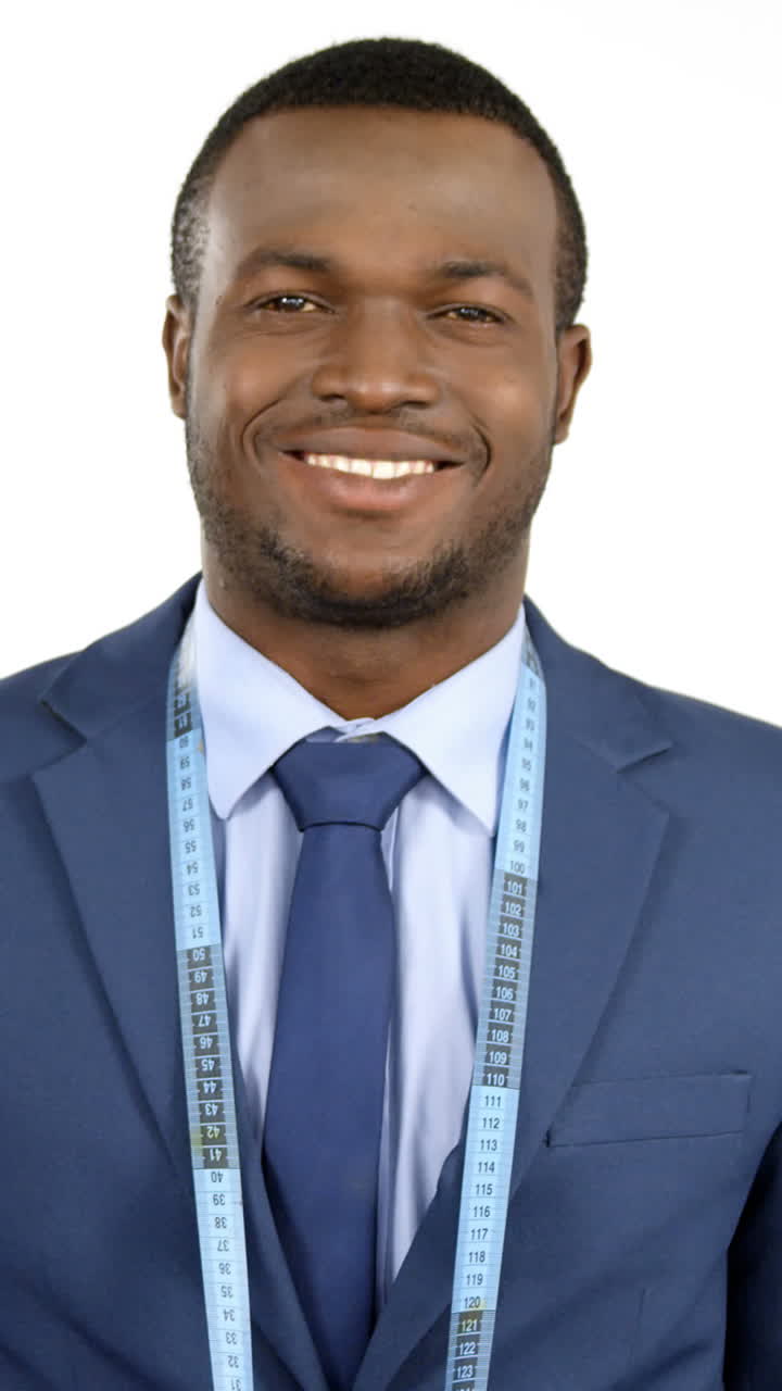 retrato de un hombre de negocios con una cinta métrica