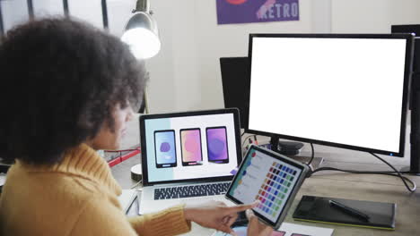 mujer de negocios afroamericana en una videollamada con pantalla en blanco