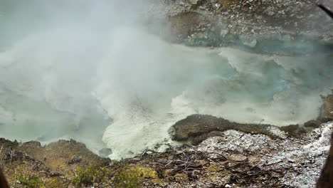 vista superior del lago de ebullición extrema en la zona volcánica durante el día - wai-o-tapu, nueva zelanda