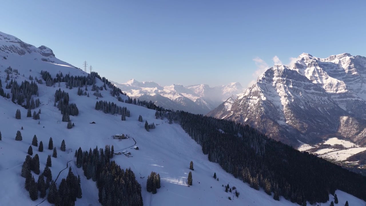 Cima del monte Fronalpstock nelle Alpi Svizzere, Svizzera, innevata in inverno, ripresa con drone aereo.