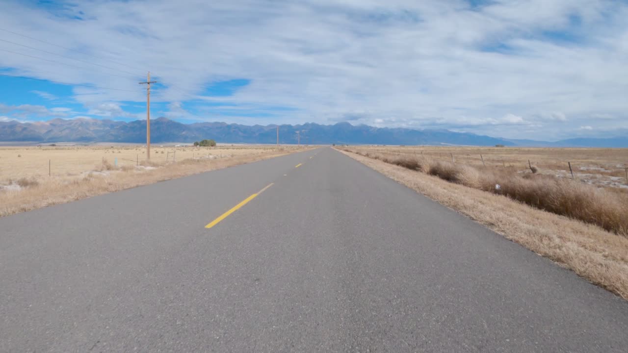 가을 동안 록키 산맥을 향해 황량한 콜로라도 고속도로를 운전하다