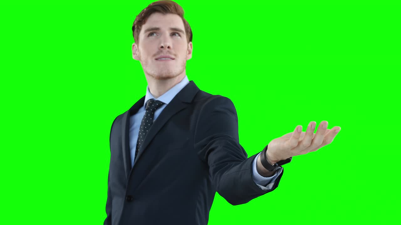 Uomo caucasico che guarda in alto e alza la mano su sfondo verde