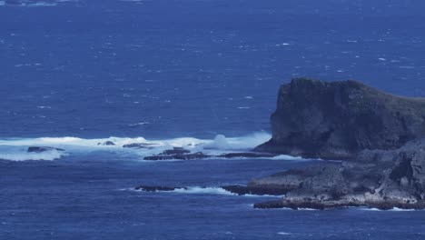 Las-Agitadas-Olas-Del-Océano-Chocan-En-La-Isla-Nepean.-Toma-Estática-Desde-La-Isla-Norfolk.