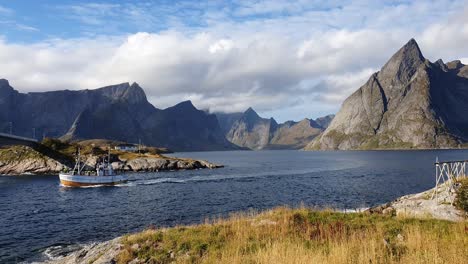 Vista-Sobre-La-Bahía-De-Hamnoy-En-Lofoten-En-Noruega