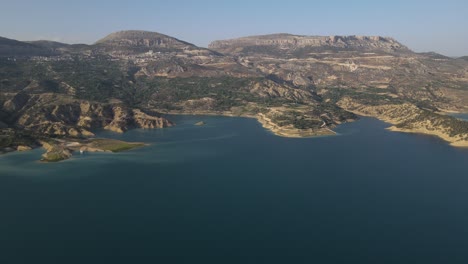 Vista-Aérea-Superior-Olas-Rompen-Cerca-De-La-Playa,-Olas-Del-Mar-En-Las-Piedras-Peligrosas-Vista-Aérea-Drone-Toma-De-Alta-Calidad