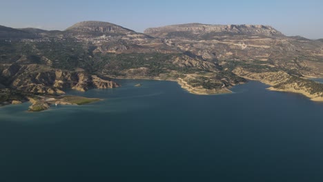 vista aérea superior olas rompen cerca de la playa, olas del mar en las piedras peligrosas vista aérea drone tiro de alta calidad