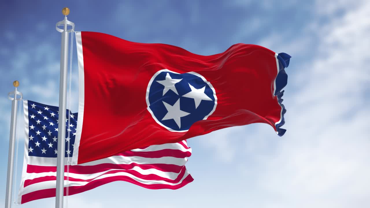 la bandera del estado de tennessee ondeando junto con la bandera nacional de los estados unidos de américa
