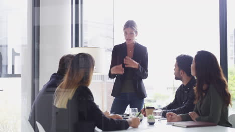 un grupo de jóvenes empresarios que tienen una sala de juntas