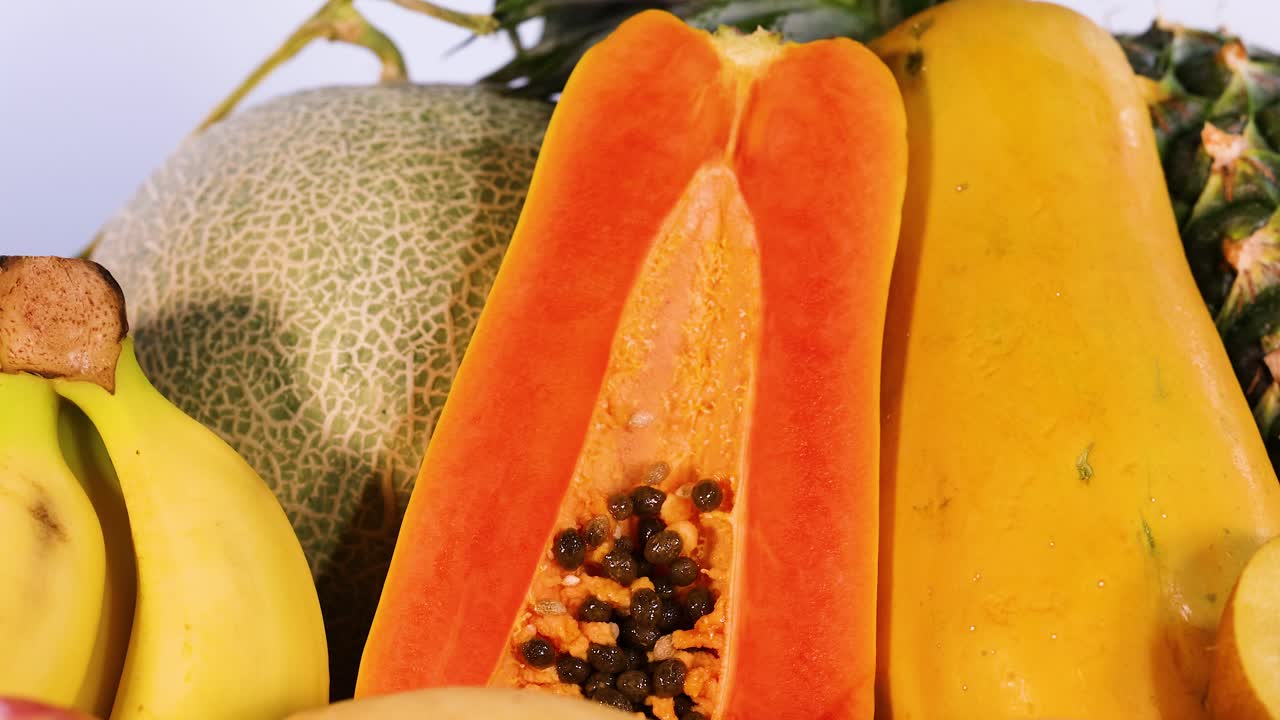 exhibición vibrante de frutas frescas mixtas