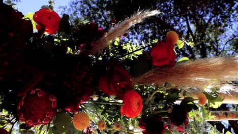 elegante y vibrante decoración floral de flores llamativas en un lugar de celebración de bodas