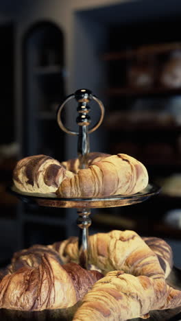 croissants recién horneados en exhibición en una panadería