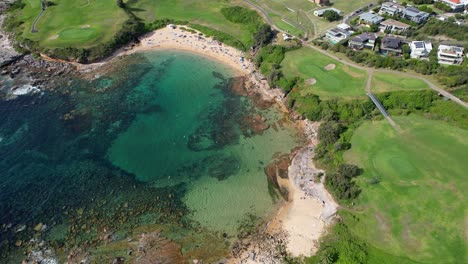 Vista-Aérea-Sobre-Little-Bay-Beach-En-Sydney,-Nueva-Gales-Del-Sur,-Australia---Disparo-De-Drone