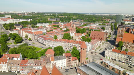 Vista-Aérea-De-La-Torre-Jacek-Con-El-Casco-Antiguo-De-Gdansk-En-Polonia